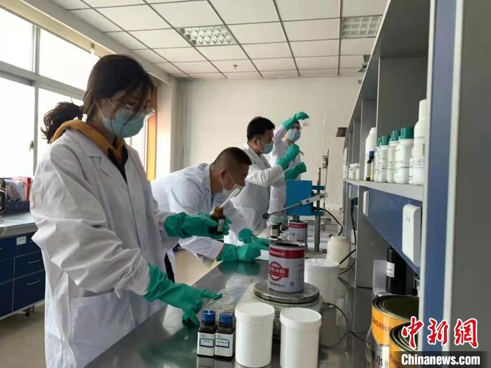 圖為肖菲(前一)帶領(lǐng)團(tuán)隊(duì)研發(fā)水性涂料。(資料圖) 受訪者供圖