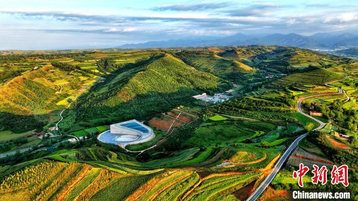 航拍視角下的樺林古動物化石埋藏原址館。該館位于臨夏州和政縣。(資料圖) 和政宣傳部供圖