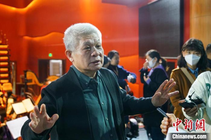 該劇導(dǎo)演蔣力向媒體介紹相關(guān)情況。　丁思 攝