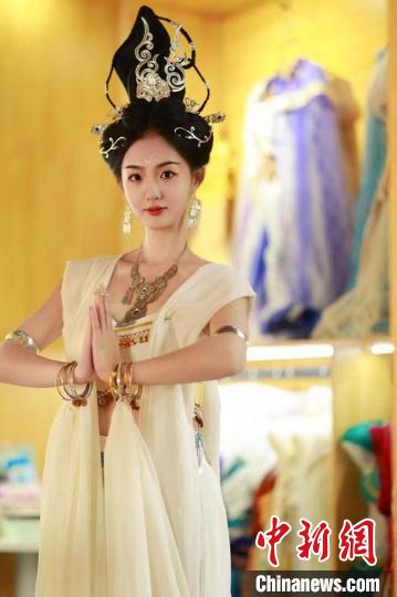 圖為身著“飛天裝”的敦煌大漠“逐舞者”奧楠。(資料圖) 敦煌市委宣傳部供圖