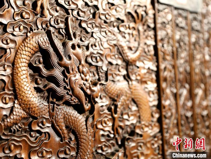 圖為青海永錄民俗博物館內(nèi)珍藏的中式家具細(xì)節(jié)展示。　薛蒂 攝