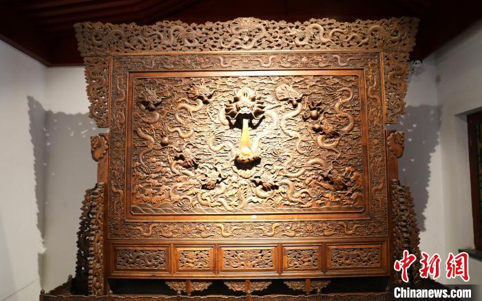 圖為青海永錄民俗博物館內(nèi)珍藏的中式家具。　薛蒂 攝