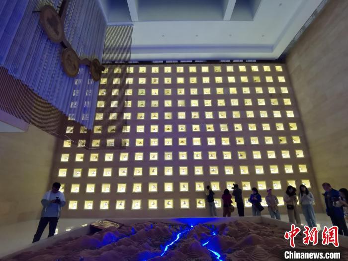 圖為河湟文化博物館序廳的左右彩陶墻放置的374件彩陶?！?zhí)砀?攝