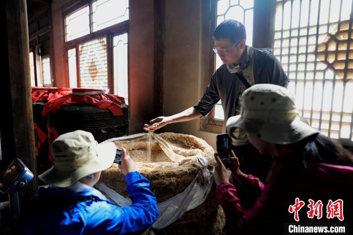 圖為青稞酒文化展示?！⊙Φ?攝