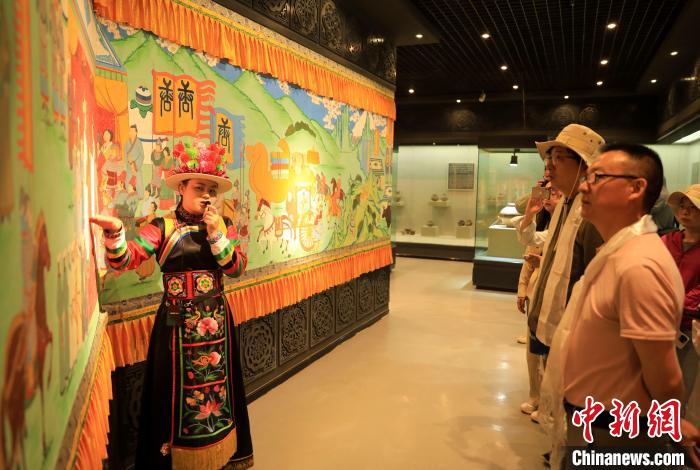 圖為媒體記者了解土族文化。　薛蒂 攝