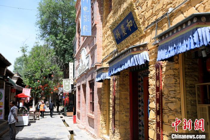 圖為平安驛·河湟民俗文化體驗地的門店?！⊙Φ?攝