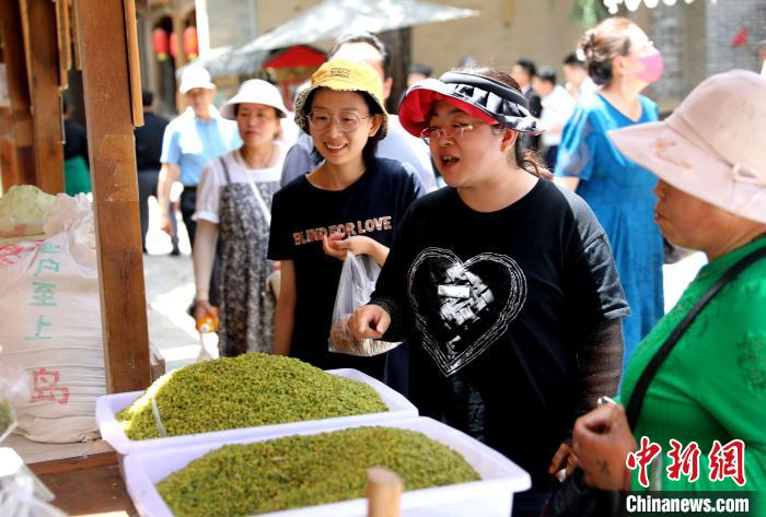 圖為民眾購買青海特色小吃?！⊙Φ?攝