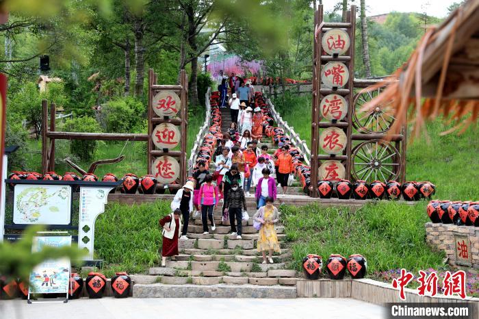 圖為油嘴灣生態(tài)文化景區(qū)的游客?！⊙Φ?攝