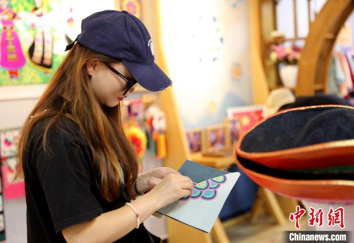 圖為民眾體驗(yàn)國(guó)家級(jí)非遺項(xiàng)目盤繡技藝?！⊙Φ?攝