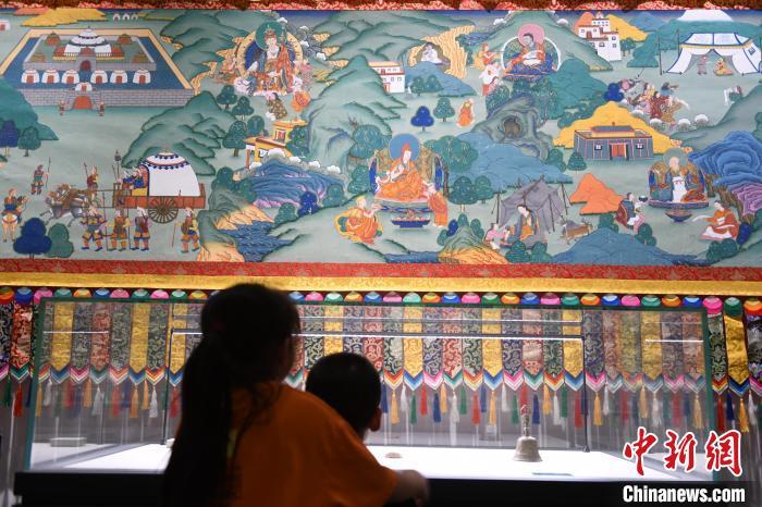 8月20日，兩名小觀眾參觀大型歷史題材卷軸唐卡“涼州會盟”?！〈魑牟?攝