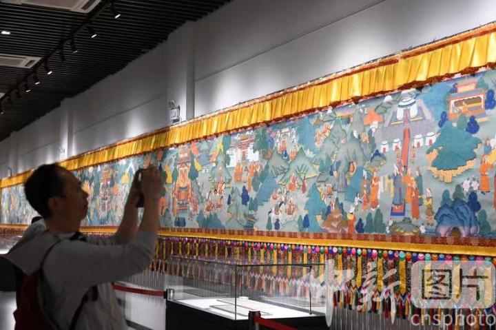 圖為觀眾觀看唐卡《涼州會盟》。 中新社記者 戴文昌 攝