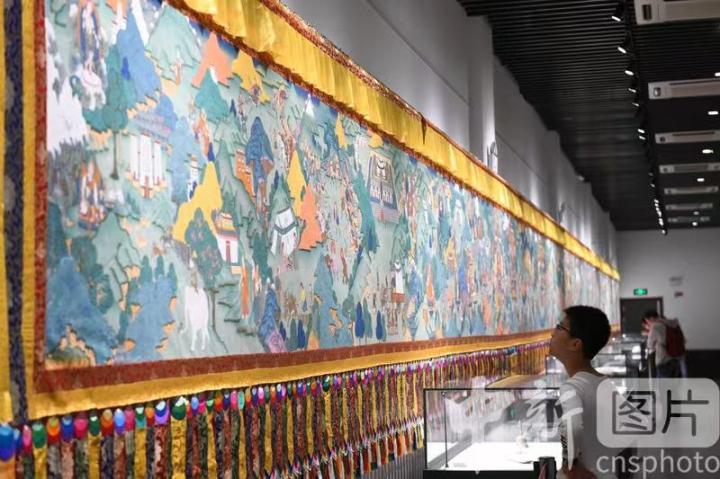 圖為一名小朋友觀看唐卡《涼州會盟》。 中新社記者 戴文昌 攝