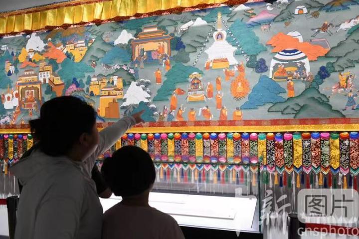 圖為觀眾觀看唐卡《涼州會盟》。 中新社記者 戴文昌 攝