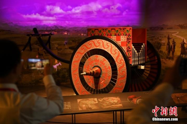 8月16日，甘肅省天水市張家川回族自治縣馬家塬車輿博物館內(nèi)，游客拍攝等比例的戰(zhàn)國西戎車輿復(fù)制品。