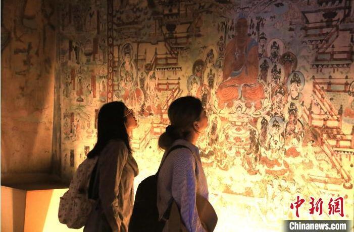 2023年8月27日，游客在甘肅省敦煌市博物館參觀文物展。張曉亮 攝(資料圖)