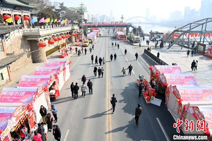 1月30日，蘭州黃河畔的年貨集市吸引顧客選購(gòu)年貨。九美旦增 攝</p><p>