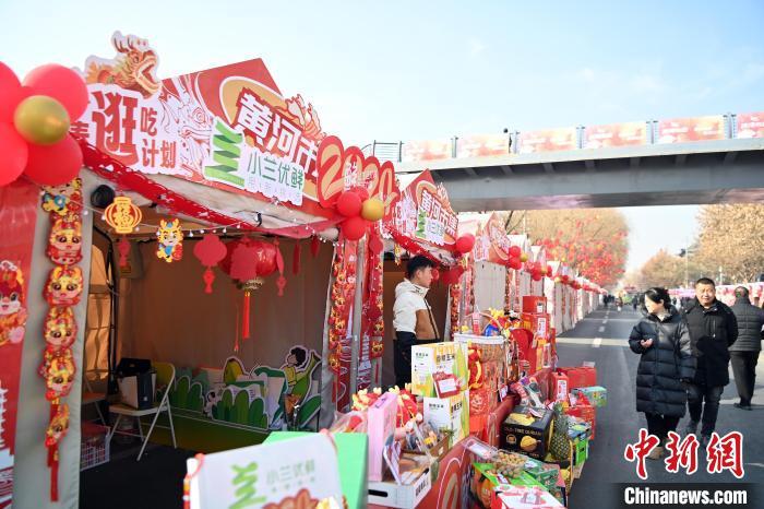 1月30日，蘭州黃河畔的年貨集市吸引顧客選購(gòu)年貨。九美旦增 攝</p><p>
