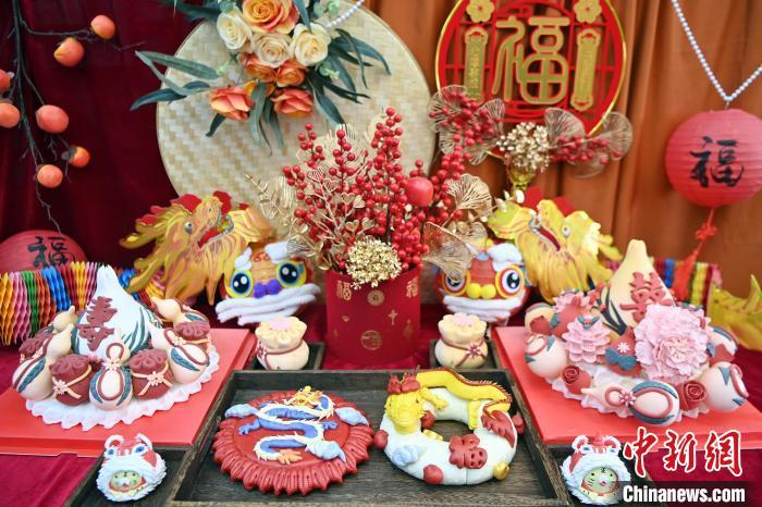 1月25日，春節(jié)臨近，蘭州一花饃店“龍”元素花饃熱銷。圖為展出的“龍”元素花饃。九美旦增 攝