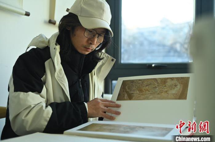 圖為季茂杰研究敦煌文化相關(guān)書籍。李亞龍 攝</p>
<p>