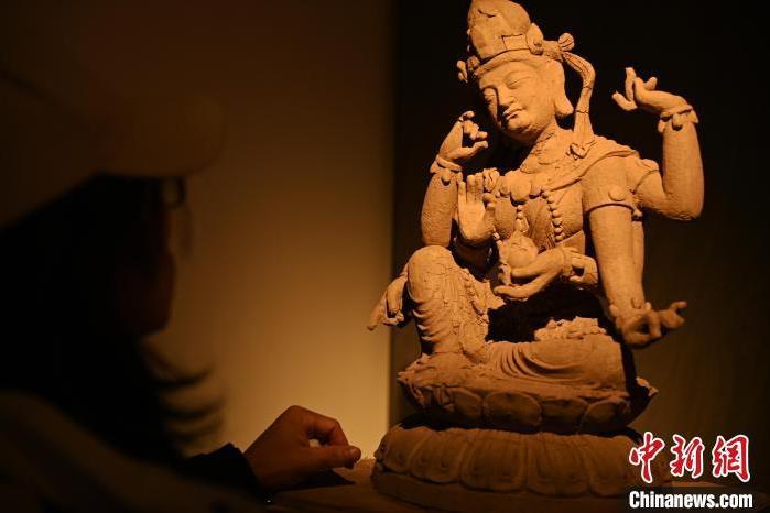 圖為季茂杰觀察自己創(chuàng)作的敦煌木雕。李亞龍 攝