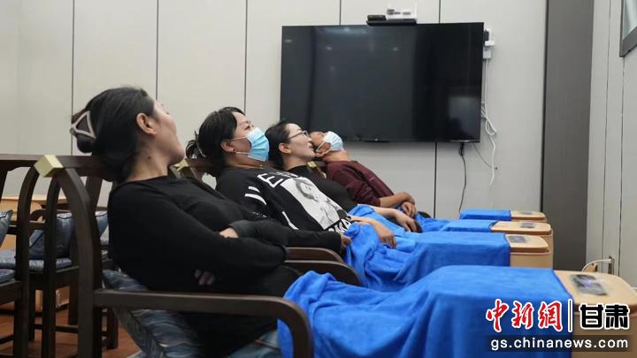 圖為當?shù)鼐用耋w驗藏醫(yī)院診療。卓瑪草 攝