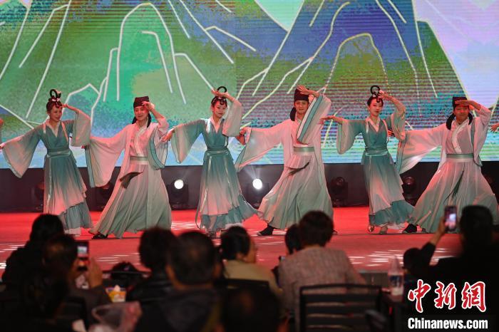 圖為工作人員進(jìn)行舞蹈表演。李亞龍 攝