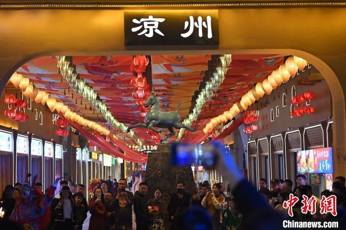 圖為游人拍攝煥然一新亮相的街區(qū)。李亞龍 攝</p><p>