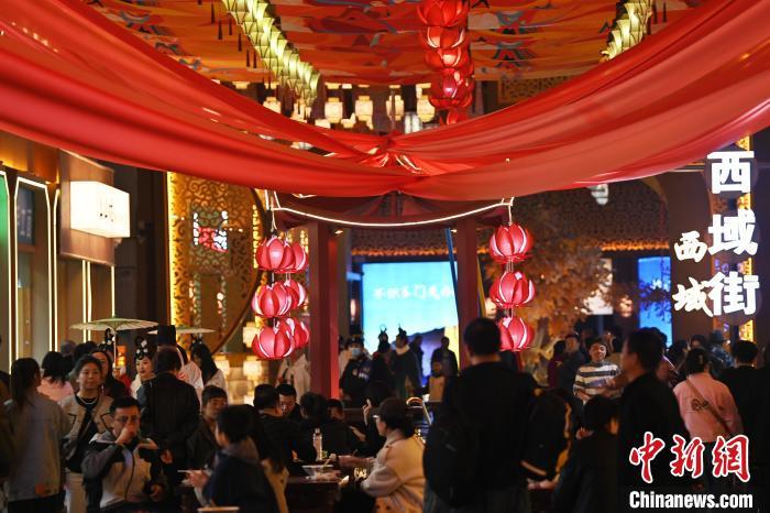 圖為街區(qū)現(xiàn)場游客絡(luò)繹不絕。李亞龍 攝</p><p>