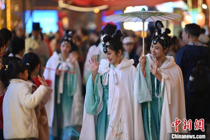 圖為街區(qū)人員著傳統(tǒng)服飾與游人互動。李亞龍 攝</p><p>