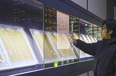 3月6日，工作人員在荊門市博物館新館內(nèi)楚簡(jiǎn)展廳展示使用互動(dòng)裝置。新華每日電訊記者　胡競(jìng)文