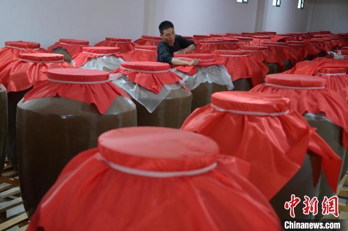 圖為5月10日，工作人員在儲酒庫檢查酒缸密封性。九美旦增　攝