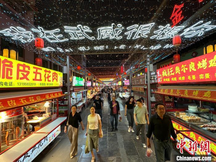 圖為明清街夜市燈光點(diǎn)亮“我在武威很想你”?！〈魑牟?攝</p><p>