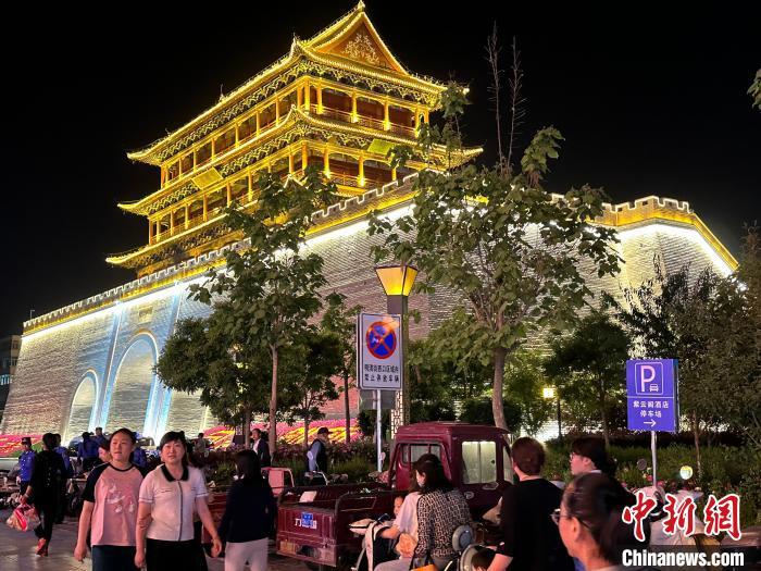 圖為夜幕降臨，涼州古城門燈光亮起。　戴文昌 攝