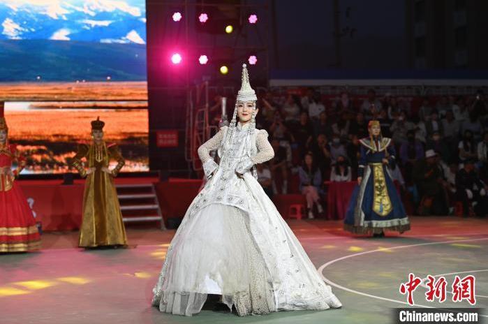 圖為開(kāi)幕式現(xiàn)場(chǎng)蒙古族服飾秀。李亞龍 攝</p>
<p>