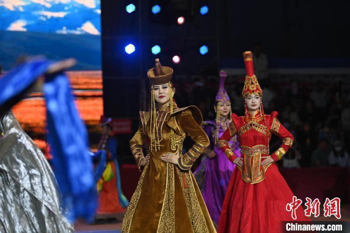 圖為開(kāi)幕式現(xiàn)場(chǎng)蒙古族服飾秀。李亞龍 攝</p>
<p>