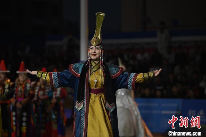 圖為開(kāi)幕式現(xiàn)場(chǎng)蒙古族服飾秀。李亞龍 攝
