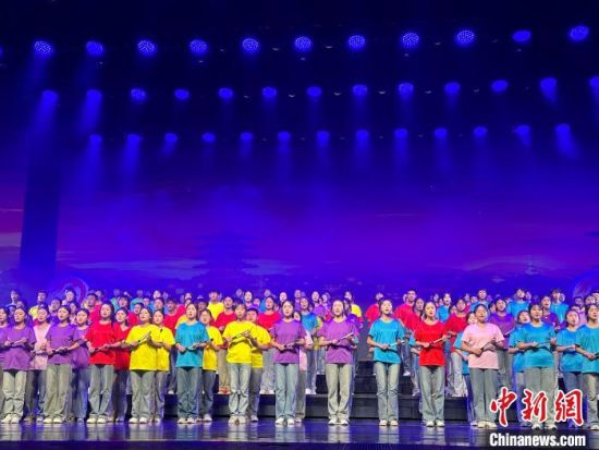 5月28日晚，“詩(shī)意甘肅·絲路長(zhǎng)風(fēng)三千里”——月出涼州·武威詩(shī)會(huì)在甘肅省武威市漢唐天馬城舉行。楊娜 攝