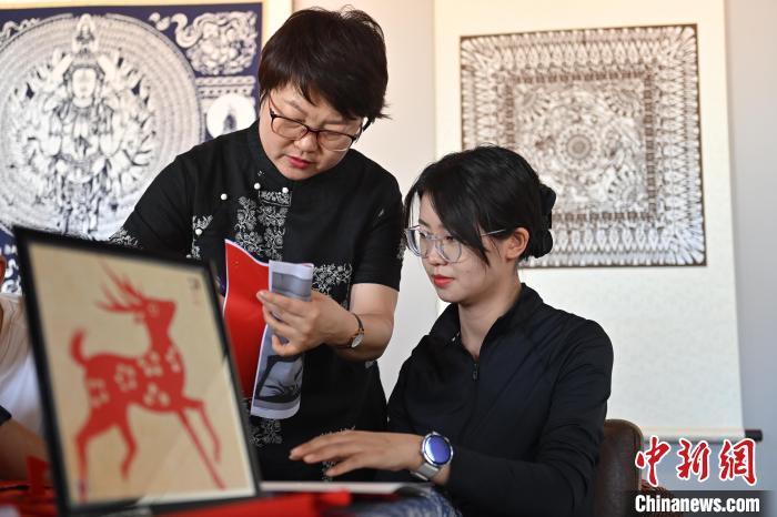 6月6日，在甘肅敦煌青年夜校課程中，青年學(xué)員學(xué)習(xí)敦煌非遺剪紙課程。李亞龍 攝