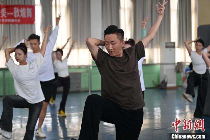 6月6日，在甘肅敦煌青年夜校課程中，青年學(xué)員學(xué)習(xí)敦煌舞課程。李亞龍 攝　　