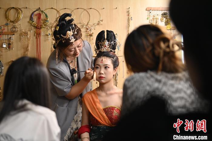 6月6日，在甘肅敦煌青年夜校課程中，青年學(xué)員學(xué)習(xí)敦煌美妝課程。李亞龍 攝　　