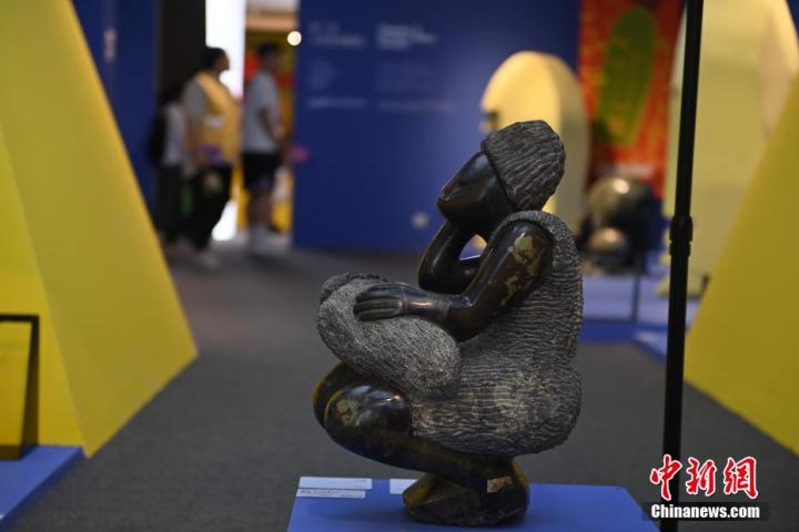 圖為游客參觀藝術(shù)展。中新社記者 李亞龍 攝</p>
<p>