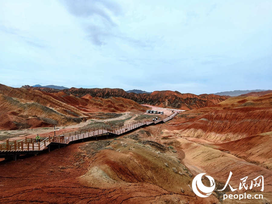  雨后的七彩丹霞，顏色格外艷麗。人民網(wǎng) 黃津曉虎攝