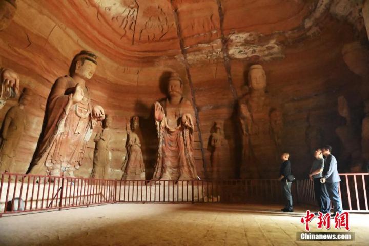 7月15日，游人參觀甘肅省平?jīng)鍪袥艽h百里石窟長廊中的南石窟寺1號窟。百里石窟長廊位于涇川縣境內(nèi)，由512個石窟、5眼窟中石井組成，現(xiàn)存王母宮石窟、鳳凰山石窟、南石窟寺、丈八寺石窟、羅漢洞石窟、太山寺石窟等規(guī)模較大的石窟群，還有數(shù)量眾多的小石窟群。南石窟寺開鑿于北魏永平三年，其中1號窟屬于大型七佛窟，七佛高達6米。中新社記者 李亞龍 攝