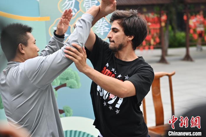 7月14日，甘肅省平?jīng)鍪嗅轻忌骄皡^(qū)內(nèi)，外籍武術愛好者(右)進行忽雷太極拳切磋。7月13日至14日，“2024年北京體育大學第十五屆國際武術比賽交流大會暨首屆崆峒山國際武術大會”舉行，大會也在崆峒山景區(qū)進行問道崆峒、武術高級研修班、崆峒拜師等系列活動。中新社記者 李亞龍 攝</p>
<p>
