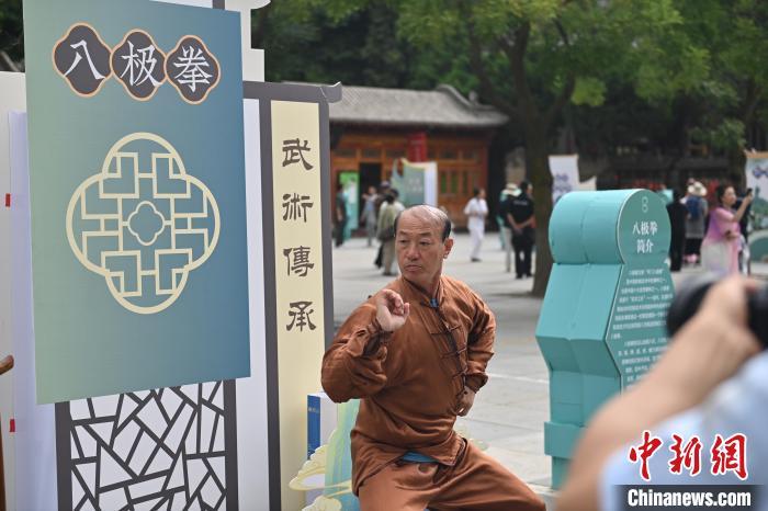 7月14日，甘肅省平?jīng)鍪嗅轻忌骄皡^(qū)內(nèi)，八極拳傳承人展示八極拳。7月13日至14日，“2024年北京體育大學第十五屆國際武術比賽交流大會暨首屆崆峒山國際武術大會”舉行，大會也在崆峒山景區(qū)進行問道崆峒、武術高級研修班、崆峒拜師等系列活動。中新社記者 李亞龍 攝</p>
<p>
