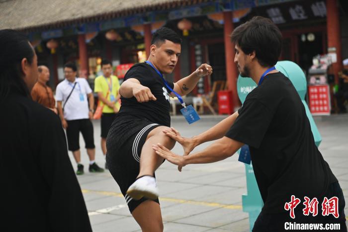 7月14日，甘肅省平?jīng)鍪嗅轻忌骄皡^(qū)內(nèi)，外籍武術愛好者切磋武藝。7月13日至14日，“2024年北京體育大學第十五屆國際武術比賽交流大會暨首屆崆峒山國際武術大會”舉行，大會也在崆峒山景區(qū)進行問道崆峒、武術高級研修班、崆峒拜師等系列活動。中新社記者 李亞龍 攝