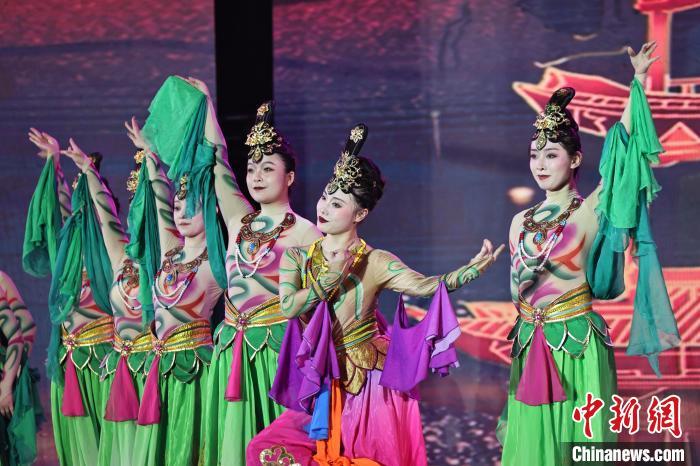 7月19日晚，第五屆黃河之濱文藝展演在蘭州體育文化廣場開幕。圖為開幕式演出敦煌舞蹈。張曦予 攝