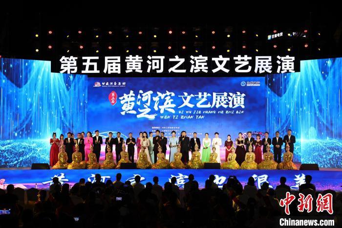 7月19日晚，第五屆黃河之濱文藝展演在蘭州體育文化廣場開幕。張曦予 攝