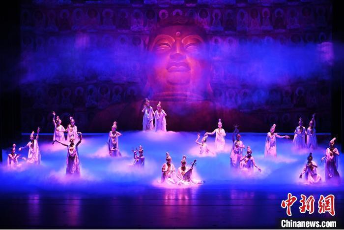 7月18日晚，中國經(jīng)典舞劇《絲路花雨》在甘肅蘭州黃河劇院進(jìn)行演出。中國經(jīng)典舞劇《絲路花雨》迎來45周年，7月17日-8月4日在蘭州開啟為期多天的駐場演出。該舞劇取材于敦煌莫高窟壁畫，集中國霓裳羽衣舞、敦煌舞、印度舞、黑巾舞、波斯馬鈴舞等于一身，自1979年演出至今，該劇先后在40多個國家和地區(qū)演出近4000場，觀眾550多萬人次。中新社記者 李亞龍 攝</p>
<p>