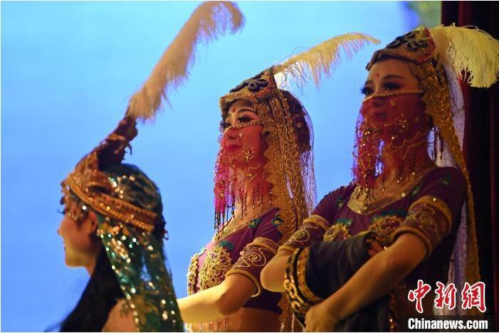 7月18日晚，中國經(jīng)典舞劇《絲路花雨》在甘肅蘭州黃河劇院進(jìn)行演出。中國經(jīng)典舞劇《絲路花雨》迎來45周年，7月17日-8月4日在蘭州開啟為期多天的駐場演出。該舞劇取材于敦煌莫高窟壁畫，集中國霓裳羽衣舞、敦煌舞、印度舞、黑巾舞、波斯馬鈴舞等于一身，自1979年演出至今，該劇先后在40多個國家和地區(qū)演出近4000場，觀眾550多萬人次。中新社記者 李亞龍 攝</p>
<p>